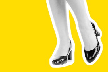 Bayan giysi ayakkabısı. Yüksek topuklu ayakkabı giyen uzun ince kadın bacakları. Fotokopi alanı olan moda modeli. Klasik ve günlük kıyafet konsepti. Ayrıntılı yakın çekim stüdyo çekimi. Dergi tarzı moda kolajı