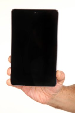 İnsan eli, avucunda boş bir krom ekran olan modern bir akıllı telefonu tutar. Teknoloji ve reklam kavramı. Ayrıntılı yakın çekim stüdyo çekimi soyut beyaz arka planda izole