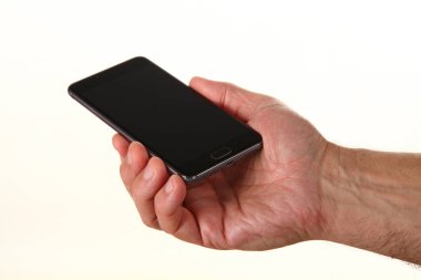 İnsan eli, avucunda boş bir krom ekran olan modern bir akıllı telefonu tutar. Teknoloji ve reklam kavramı. Ayrıntılı yakın çekim stüdyo çekimi soyut beyaz arka planda izole