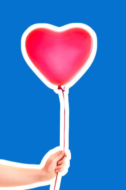 Kadın eli kırmızı kauçuk, şişme kalp şeklinde balon tutuyor. Aşk, ilişki, sevgililer günü ve doğum günü kutlaması konsepti. Boş kopya alanı olan dergi tarzı moda kolajı
