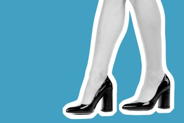 Bayan giysi ayakkabısı. Yüksek topuklu ayakkabı giyen uzun ince kadın bacakları. Fotokopi alanı olan moda modeli. Klasik ve günlük kıyafet konsepti. Ayrıntılı yakın çekim stüdyo çekimi. Dergi tarzı moda kolajı