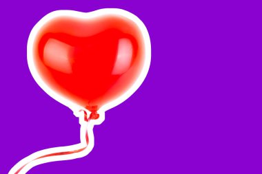 Kırmızı lastik şişme kalp şeklinde balon. Aşk, ilişki, sevgililer günü ve doğum günü kutlaması konsepti. Boş kopya alanı olan dergi tarzı moda kolajı