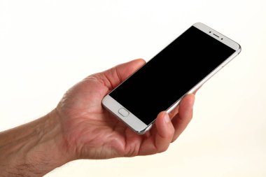 İnsan eli, avucunda boş bir krom ekran olan modern bir akıllı telefonu tutar. Teknoloji ve reklam kavramı. Ayrıntılı yakın çekim stüdyo çekimi soyut beyaz arka planda izole