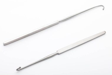 Çelik cerrahi aletler ve laboratuvar ekipmanları beyaz arka planda izole edilmiş. Profesyonel klinik aletleri. Tıbbi, cerrahi, ambulans ve veteriner konsepti. Yumuşak seçici odaklı yakın plan