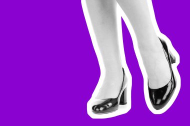 Bayan giysi ayakkabısı. Uzun ince kadın bacakları yüksek topuklu ayakkabı giyiyor. Fotokopi alanı olan moda modeli. Klasik ve günlük kıyafet konsepti. Ayrıntılı yakın çekim stüdyo çekimi. Dergi tarzı moda kolajı