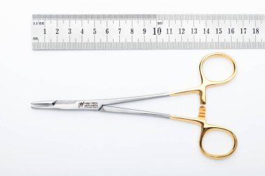 Çelik cerrahi aletler ve laboratuvar ekipmanları beyaz arka planda izole edilmiş. Profesyonel klinik aletleri. Tıbbi, cerrahi, ambulans ve veteriner konsepti. Yumuşak seçici odaklı yakın plan