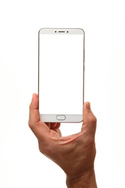 İnsan eli, avucunda boş bir krom ekran olan modern bir akıllı telefonu tutar. Teknoloji ve reklam kavramı. Ayrıntılı yakın çekim stüdyo çekimi soyut beyaz arka planda izole