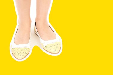 Bayan giysi ayakkabısı. Düşük deri ayakkabılar giyen uzun ince kadın bacakları. Fotokopi alanı olan moda modeli. Klasik ve günlük kıyafet konsepti. Detaylı yakın çekim stüdyo çekimi Magazin tarzı moda kolajı