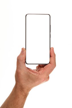 İnsan eli, avucunda boş bir krom ekran olan modern bir akıllı telefonu tutar. Teknoloji ve reklam kavramı. Ayrıntılı yakın çekim stüdyo çekimi soyut beyaz arka planda izole