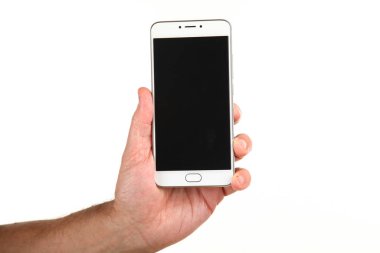 İnsan eli, avucunda boş bir krom ekran olan modern bir akıllı telefonu tutar. Teknoloji ve reklam kavramı. Ayrıntılı yakın çekim stüdyo çekimi soyut beyaz arka planda izole