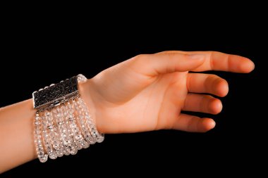 Güzel bir el yapımı mücevher bileziği. Renkli parlak boncuklar ve nötr manikürlü gevşek bir kadın bileği. Moda ve el işi aksesuarları. Yumuşak seçici odaklı yakın plan