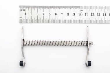 Çelik cerrahi aletler ve laboratuvar ekipmanları beyaz arka planda izole edilmiş. Profesyonel klinik aletleri. Tıbbi, cerrahi, ambulans ve veteriner konsepti. Yumuşak seçici odaklı yakın plan