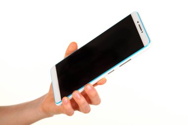 İnsan eli, avucunda boş bir krom ekran olan modern bir akıllı telefonu tutar. Teknoloji ve reklam kavramı. Ayrıntılı yakın çekim stüdyo çekimi soyut beyaz arka planda izole