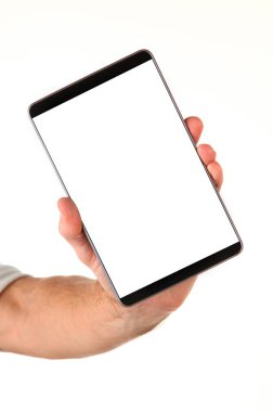 İnsan eli, avucunda boş bir krom ekran olan modern bir akıllı telefonu tutar. Teknoloji ve reklam kavramı. Ayrıntılı yakın çekim stüdyo çekimi soyut beyaz arka planda izole