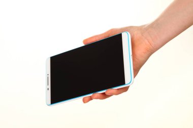 İnsan eli, avucunda boş bir krom ekran olan modern bir akıllı telefonu tutar. Teknoloji ve reklam kavramı. Ayrıntılı yakın çekim stüdyo çekimi soyut beyaz arka planda izole