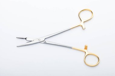 Çelik cerrahi aletler ve laboratuvar ekipmanları beyaz arka planda izole edilmiş. Profesyonel klinik aletleri. Tıbbi, cerrahi, ambulans ve veteriner konsepti. Yumuşak seçici odaklı yakın plan