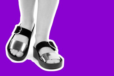 Bayan giysi ayakkabısı. Deri sandalet giyen uzun ince kadın bacakları. Fotokopi alanı olan moda modeli. Klasik ve günlük kıyafet konsepti. Detaylı yakın çekim stüdyo çekimi Magazin tarzı moda kolajı
