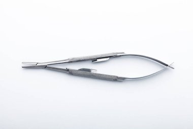 Çelik cerrahi aletler ve laboratuvar ekipmanları beyaz arka planda izole edilmiş. Profesyonel klinik aletleri. Tıbbi, cerrahi, ambulans ve veteriner konsepti. Yumuşak seçici odaklı yakın plan