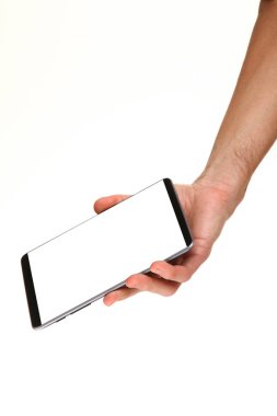 İnsan eli, avucunda boş bir krom ekran olan modern bir akıllı telefonu tutar. Teknoloji ve reklam kavramı. Ayrıntılı yakın çekim stüdyo çekimi soyut beyaz arka planda izole