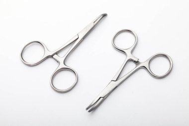 Çelik cerrahi aletler ve laboratuvar ekipmanları beyaz arka planda izole edilmiş. Profesyonel klinik aletleri. Tıbbi, cerrahi, ambulans ve veteriner konsepti. Yumuşak seçici odaklı yakın plan