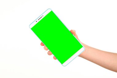 İnsan eli, avucunda boş bir krom ekran olan modern bir akıllı telefonu tutar. Teknoloji ve reklam kavramı. Ayrıntılı yakın çekim stüdyo çekimi soyut beyaz arka planda izole