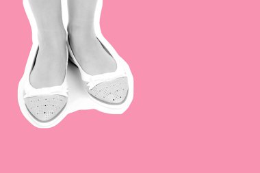 Bayan giysi ayakkabısı. Düşük deri ayakkabılar giyen uzun ince kadın bacağı. Fotokopi alanı olan moda modeli. Klasik ve günlük kıyafet konsepti. Ayrıntılı yakın çekim stüdyo çekimi. Dergi tarzı moda kolajı