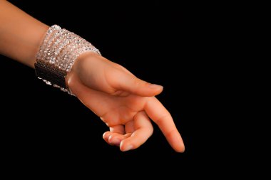 Güzel bir el yapımı mücevher bileziği. Renkli parlak boncuklar ve nötr manikürlü gevşek bir kadın bileği. Moda ve el işi aksesuarları. Yumuşak seçici odaklı yakın plan