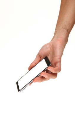 İnsan eli, avucunda boş bir krom ekran olan modern bir akıllı telefonu tutar. Teknoloji ve reklam kavramı. Ayrıntılı yakın çekim stüdyo çekimi soyut beyaz arka planda izole