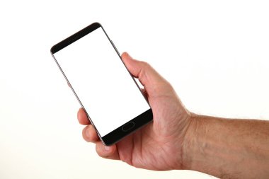 İnsan eli, avucunda boş bir krom ekran olan modern bir akıllı telefonu tutar. Teknoloji ve reklam kavramı. Ayrıntılı yakın çekim stüdyo çekimi soyut beyaz arka planda izole