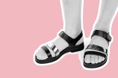 Bayan giysi ayakkabısı. Deri sandalet giyen uzun ince kadın bacakları. Fotokopi alanı olan moda modeli. Klasik ve günlük kıyafet konsepti. Detaylı yakın çekim stüdyo çekimi Magazin tarzı moda kolajı