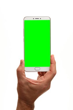 İnsan eli, avucunda boş bir krom ekran olan modern bir akıllı telefonu tutar. Teknoloji ve reklam kavramı. Ayrıntılı yakın çekim stüdyo çekimi soyut beyaz arka planda izole