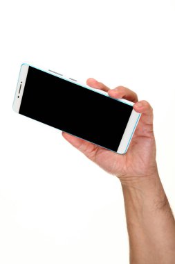 İnsan eli, avucunda boş bir krom ekran olan modern bir akıllı telefonu tutar. Teknoloji ve reklam kavramı. Ayrıntılı yakın çekim stüdyo çekimi soyut beyaz arka planda izole