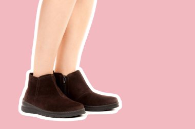 Bayan giysi ayakkabısı. Uzun ince dişinin bacakları düşük deri ayakkabı giyer. Fotokopi alanı olan moda modeli. Klasik ve günlük kıyafet konsepti. Ayrıntılı yakın çekim stüdyo çekimi. Dergi tarzı moda kolajı