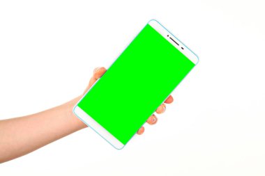 İnsan eli, avucunda boş bir krom ekran olan modern bir akıllı telefonu tutar. Teknoloji ve reklam kavramı. Ayrıntılı yakın çekim stüdyo çekimi soyut beyaz arka planda izole