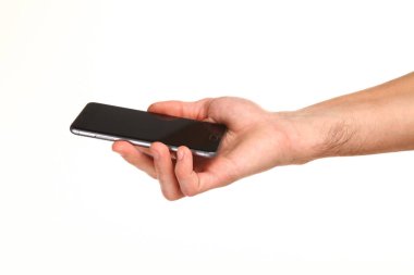 İnsan eli, avucunda boş bir krom ekran olan modern bir akıllı telefonu tutar. Teknoloji ve reklam kavramı. Ayrıntılı yakın çekim stüdyo çekimi soyut beyaz arka planda izole