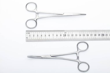 Çelik cerrahi aletler ve laboratuvar ekipmanları beyaz arka planda izole edilmiş. Profesyonel klinik aletleri. Tıbbi, cerrahi, ambulans ve veteriner konsepti. Yumuşak seçici odaklı yakın plan