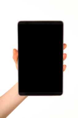 İnsan eli, avucunda boş bir krom ekran olan modern bir akıllı telefonu tutar. Teknoloji ve reklam kavramı. Ayrıntılı yakın çekim stüdyo çekimi soyut beyaz arka planda izole