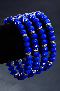 Güzel ve zarif el yapımı mücevher kolye ve renkli parlak boncuklar. Moda ve el işi aksesuarları. Soyut bulanık arkaplan üzerine yumuşak seçici odak ile sanat yakın plan