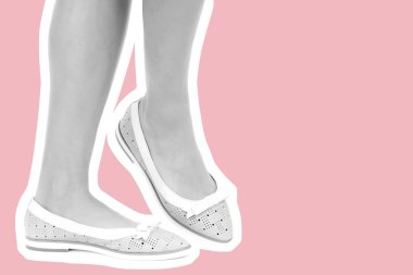 Bayan giysi ayakkabısı. Düşük deri ayakkabılar giyen uzun ince kadın bacakları. Fotokopi alanı olan moda modeli. Klasik ve günlük kıyafet konsepti. Ayrıntılı yakın çekim stüdyo çekimi. Dergi tarzı moda kolajı