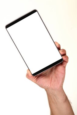 İnsan eli, avucunda boş bir krom ekran olan modern bir akıllı telefonu tutar. Teknoloji ve reklam kavramı. Ayrıntılı yakın çekim stüdyo çekimi soyut beyaz arka planda izole