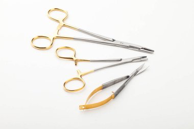 Çelik cerrahi aletler ve laboratuvar ekipmanları beyaz arka planda izole edilmiş. Profesyonel klinik aletleri. Tıbbi, cerrahi, ambulans ve veteriner konsepti. Yumuşak seçici odaklı yakın plan