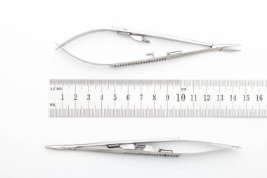 Çelik cerrahi aletler ve laboratuvar ekipmanları beyaz arka planda izole edilmiş. Profesyonel klinik aletleri. Tıbbi, cerrahi, ambulans ve veteriner konsepti. Yumuşak seçici odaklı yakın plan