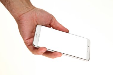 İnsan eli, avucunda boş bir krom ekran olan modern bir akıllı telefonu tutar. Teknoloji ve reklam kavramı. Ayrıntılı yakın çekim stüdyo çekimi soyut beyaz arka planda izole