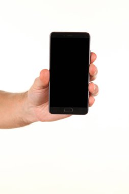 İnsan eli, avucunda boş bir krom ekran olan modern bir akıllı telefonu tutar. Teknoloji ve reklam kavramı. Ayrıntılı yakın çekim stüdyo çekimi soyut beyaz arka planda izole