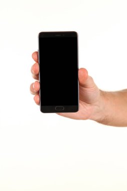 İnsan eli, avucunda boş bir krom ekran olan modern bir akıllı telefonu tutar. Teknoloji ve reklam kavramı. Ayrıntılı yakın çekim stüdyo çekimi soyut beyaz arka planda izole