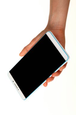 İnsan eli, avucunda boş bir krom ekran olan modern bir akıllı telefonu tutar. Teknoloji ve reklam kavramı. Ayrıntılı yakın çekim stüdyo çekimi soyut beyaz arka planda izole