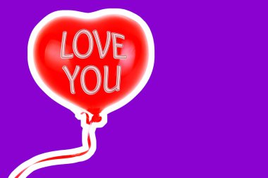 Kırmızı lastik şişme kalp şeklinde balon. Aşk, ilişki, sevgililer günü ve doğum günü kutlaması konsepti. Boş kopya alanı olan dergi tarzı moda kolajı