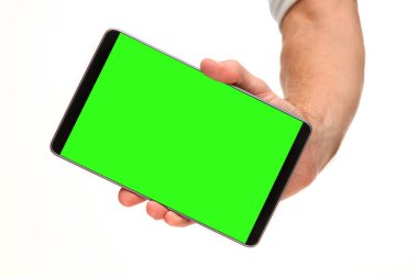 İnsan eli, avucunda boş bir krom ekran olan modern bir akıllı telefonu tutar. Teknoloji ve reklam kavramı. Ayrıntılı yakın çekim stüdyo çekimi soyut beyaz arka planda izole