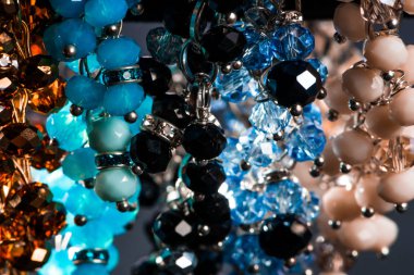 Güzel ve zarif el yapımı mücevher kolye ve renkli parlak boncuklar. Moda ve el işi aksesuarları. Soyut bulanık arkaplan üzerine yumuşak seçici odak ile sanat yakın plan