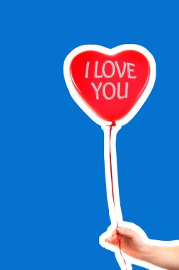 Kadın eli kırmızı kauçuk, şişme kalp şeklinde balon tutuyor. Aşk, ilişki, sevgililer günü ve doğum günü kutlaması konsepti. Boş kopya alanı olan dergi tarzı moda kolajı